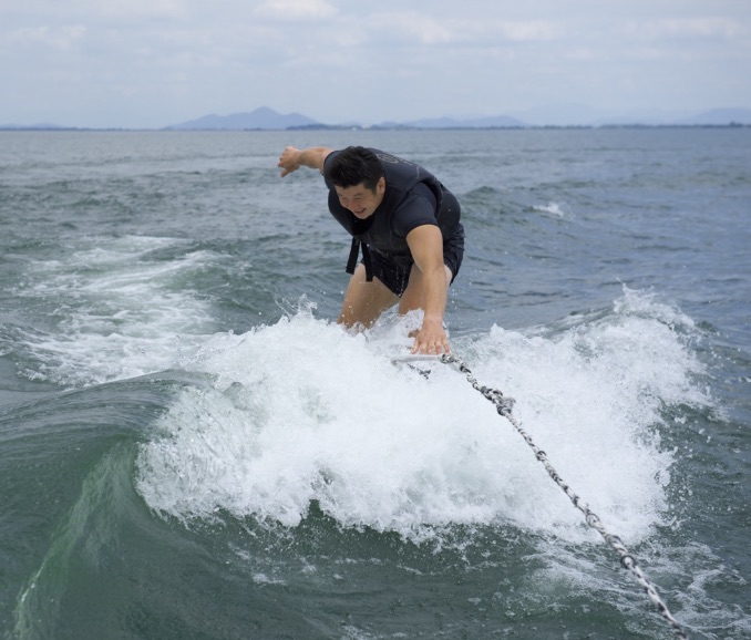 ウェイクサーフィンに挑戦 ボートで遊ぼう ボーティングjapan ボートレジャーの総合情報サイト